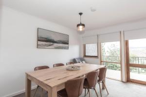 Un comedor con mesa y sillas de madera. en Montebello 3 12 Cobbodah Street, en Jindabyne