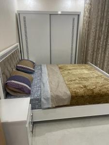 uma cama com almofadas num quarto em Nador Jadid Hay AL Matar 10 6 em Nador