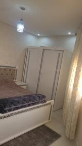 1 dormitorio con cama y lámpara de araña en Nador Jadid Hay AL Matar 10 6 en Nador