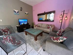 TV a/nebo společenská místnost v ubytování Sofia Hostel Cabo