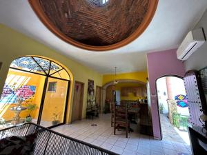 卡波聖盧卡斯的住宿－Sofia Hostel Cabo，用餐室以及带圆形天花板的厨房。