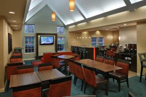 um restaurante com mesas e cadeiras e um bar em Residence Inn Mystic Groton em Mystic