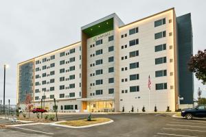 un grand bâtiment blanc avec une voiture garée dans un parking dans l'établissement Element Chattanooga East, à Chattanooga