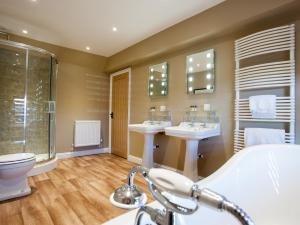 a bathroom with two sinks and a toilet at The Blue Bell at Arkendale in Knaresborough