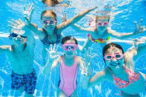 un grupo de niños en una piscina en Stunning Lodge With Free Wifi For Hire At Carlton Meres In Suffolk Ref 60013m en Saxmundham