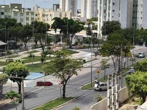 vista su una strada cittadina con auto e edifici di Quarto em Apto ao lado Shopping a Cuiabá
