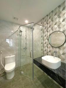 a bathroom with a toilet and a sink and a shower at Căn hộ đầy đủ tiện nghi tại Vũ Miên Tây Hồ in Hanoi