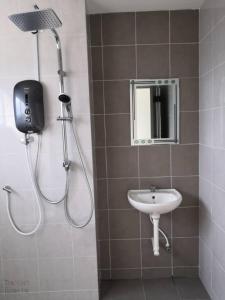 a bathroom with a shower and a sink at [FREE WI-FI]Travelers Homestay Sitiawan[6~10Pax]The Venus Apartment in Sitiawan