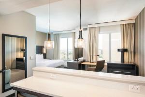 Кровать или кровати в номере Residence Inn by Marriott Houston Medical Center/NRG Park +12 фотографий