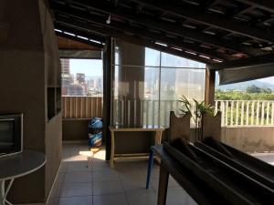 uma sala de estar com vista para uma varanda em Dell Agnello em Meia Praia