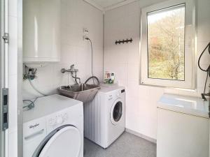 lavadero con lavadora y fregadero en Holiday home LONEVÅG, en Lonevåg