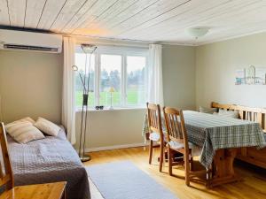 1 dormitorio con mesa, cama y ventana en Holiday home BREDARED en Tämta
