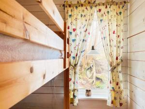 een kamer met een raam met een gordijn bij Holiday home BREDARED in Tämta