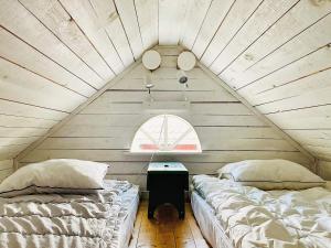 2 camas en una habitación pequeña con ventana en Holiday home BREDARED en Tämta