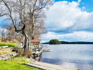 muelle con cenador junto a un lago en Holiday home BREDARED en Tämta
