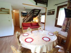 a dining room with a table and a couch at Appartement Lanslevillard, 2 pièces, 6 personnes - FR-1-508-264 in Lanslevillard