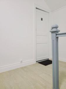 een lege kamer met een witte deur en een tafel bij Cosy appartement Pierrefitte sur seine proche Paris "Appart'1" in Pierrefitte-sur-Seine