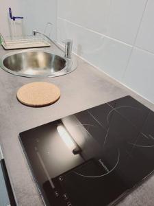 - un téléphone portable sous un évier dans la cuisine dans l'établissement Cosy appartement Pierrefitte sur seine proche Paris "Appart'1", à Pierrefitte-sur-Seine