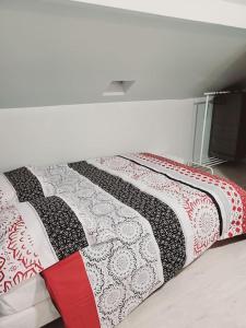 een bed met twee quilts erop in een kamer bij Cosy appartement Pierrefitte sur seine proche Paris "Appart'1" in Pierrefitte-sur-Seine