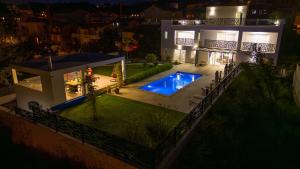 una vista aérea de una casa con piscina en Villa Srdella, en Podstrana