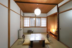 um quarto vazio com uma mesa e cadeiras em Kyo KOZO Kitano Tenjin - Vacation STAY 89906 em Quioto