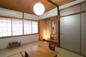 Habitación vacía con mesa y ventana en Kyo KOZO Kitano Tenjin - Vacation STAY 89906 en Kyoto