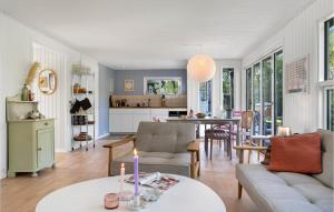 Føllenslev的住宿－Beautiful Home In Fllenslev With Kitchen，客厅配有沙发和带蜡烛的桌子