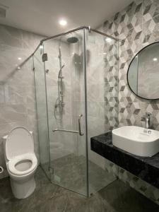een badkamer met een douche, een toilet en een wastafel bij Căn hộ 2 Phòng Ngủ 1 Khách 2 Vệ Sinh Tại Tây Hồ in Hanoi