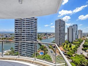 une vue d'une ville depuis le balcon d'un immeuble dans l'établissement Towers of Chevron - Private Apartments - Hosted by Coastal Letting Co., à Gold Coast