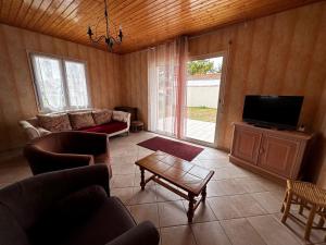Televízia a/alebo spoločenská miestnosť v ubytovaní Maison familiale 90m² à 400m des commerces, 3 chambres, jardin clos, animaux acceptés - FR-1-540-261