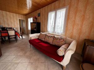Posedenie v ubytovaní Maison familiale 90m² à 400m des commerces, 3 chambres, jardin clos, animaux acceptés - FR-1-540-261