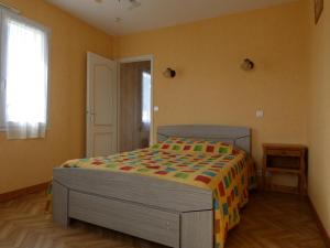 Posteľ alebo postele v izbe v ubytovaní Maison familiale 90m² à 400m des commerces, 3 chambres, jardin clos, animaux acceptés - FR-1-540-261