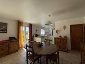 Fotografia z galérie ubytovania Villa 4 pers avec piscine privée, grand terrain, animaux admis, WiFi, Orgnac l'Aven - FR-1-382-207 v destinácii Orgnac-lʼAven + 2 fotografie