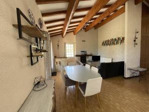 Zdjęcie z galerii obiektu Villa au calme avec piscine privée, proche Vallon Pont d'Arc et Ruoms, 4/6 personnes - FR-1-697-18 w mieście Lagorce