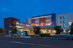 una representación de la parte delantera de un hospital por la noche en SpringHill Suites by Marriott Huntington Beach Orange County en Huntington Beach