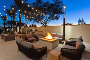 d'une terrasse avec des canapés et un foyer extérieur. dans l'établissement TownePlace Suites by Marriott San Diego Central, à San Diego