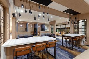 - un hall doté d'un bar avec des chaises et des tables dans l'établissement TownePlace Suites by Marriott San Diego Central, à San Diego