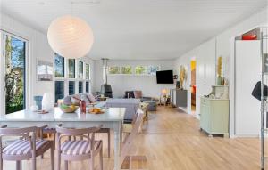 Føllenslev的住宿－Beautiful Home In Fllenslev With Kitchen，厨房以及带桌椅的起居室。