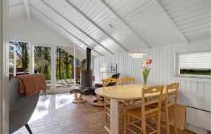 jadalnia ze stołem i krzesłami w obiekcie Beautiful Home In Munke Bjergby With Kitchen w mieście Munke Bjergby