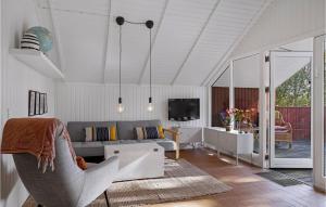 salon z kanapą i telewizorem w obiekcie Beautiful Home In Munke Bjergby With Kitchen w mieście Munke Bjergby