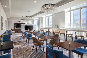 a restaurant with tables and chairs and a bar at Philadelphia Marriott Downtown in Philadelphia