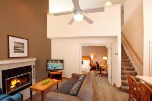 ein Wohnzimmer mit einem Sofa und einem Kamin in der Unterkunft Residence Inn by Marriott Portland South-Lake Oswego in Lake Oswego