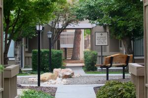 ボイジーにあるResidence Inn by Marriott Boise Downtown/Universityのベンチと椅子と看板のある公園