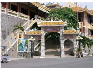 una entrada a una bebida para firmar delante de un edificio en Nguyễn Kim Motel en Long Hai