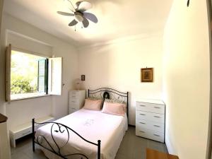 a bedroom with a bed and a ceiling fan at Villa Flower Holiday Torre Canne - 5min dalla spiaggia in Torre Canne