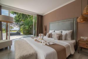 - une chambre dotée d'un lit avec deux cygnes dans l'établissement Villa Lou, à Banjar