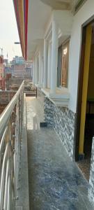 un edificio con una pasarela junto a una valla en MONIKA MANSION Bodhgaya, en Bodh Gaya