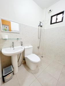 uma casa de banho com um WC e um lavatório em Verra Inn em Tagaytay