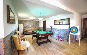 Biliár nebo kulečník v ubytování 2 Bedroom Nice Home In Pescia