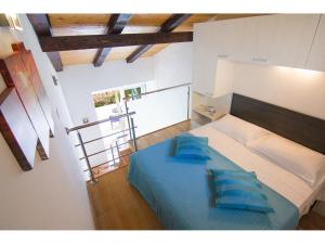 een slaapkamer met een bed met blauwe kussens bij Apartments Veig in Split
